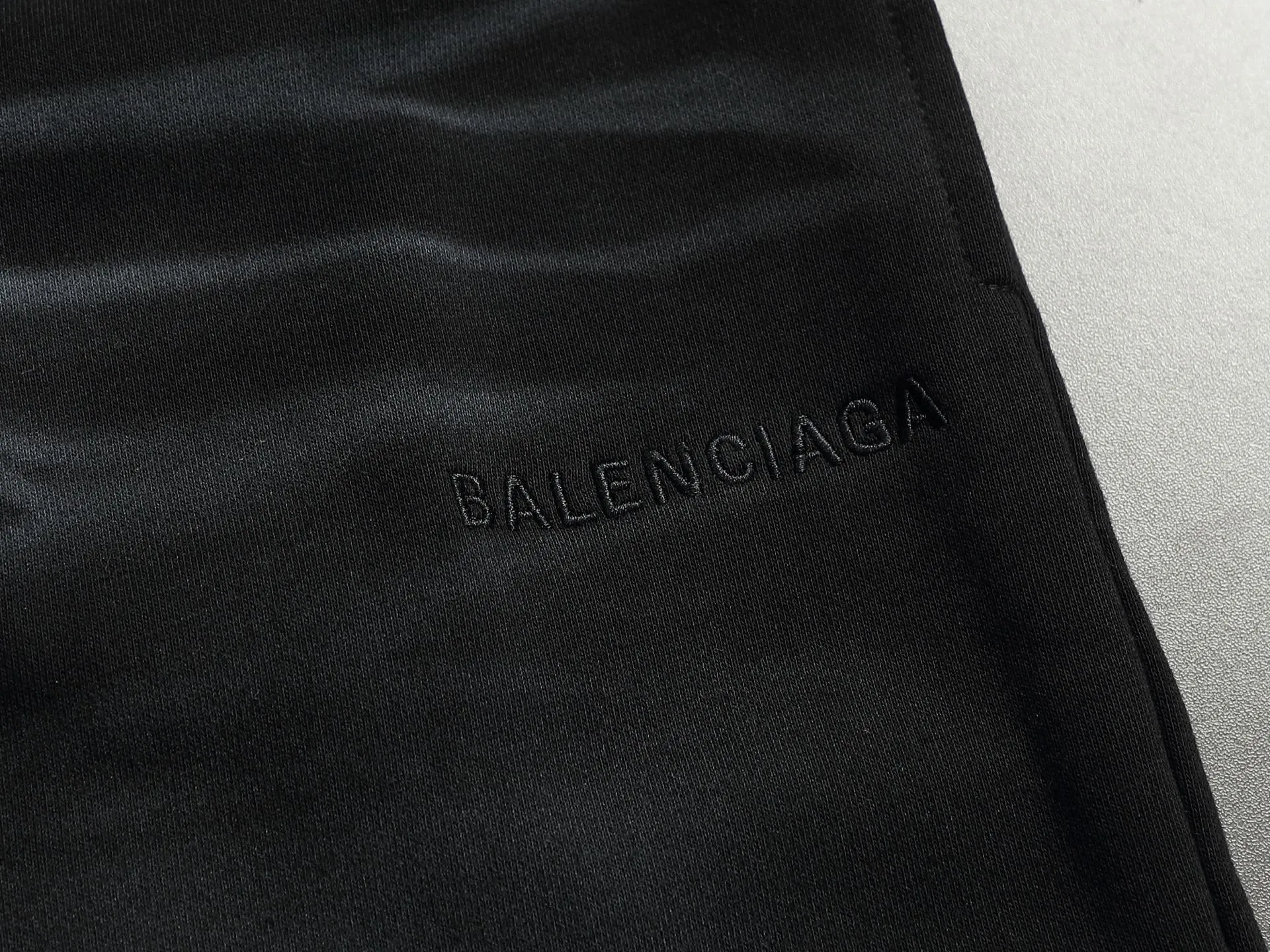 zp ［ ］ balenclaga 2026ss New Arrival MONOGRAM ， 。 ，gy Monogram ， ， 。Der 。 ， 。 ：Black Size：S M L XL